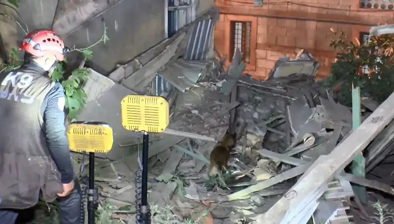 İstanbul'da Depremin Ardından Çöken Bina: Can ve Mal Kaybı