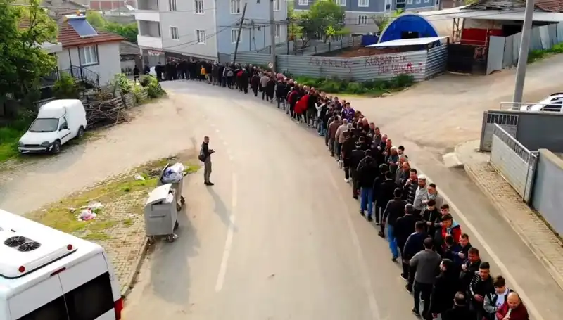 Bursa'daki Mahallede Bayramlaşma Geleneği Devam Ediyor: 1 Kilometre Kuyruk!