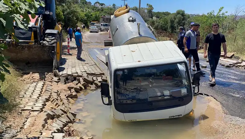 Bodrum’da Su Hattı Patladı, Tanker Çukura Düştü: Şok Edici Olay!