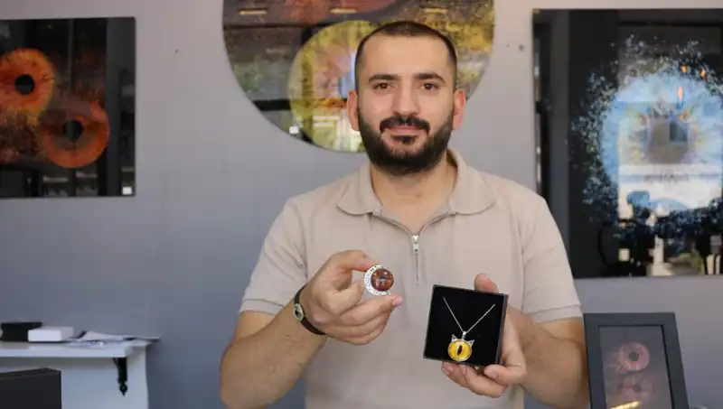 Işık ve Gölgeler: İris Fotoğraflarından Takı ve Tablo Sanatı